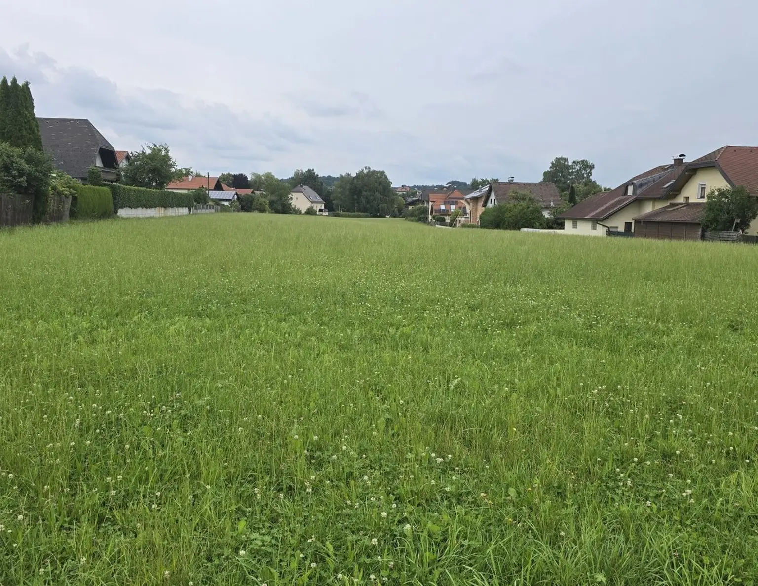 Großflächiges Baugrundstück für Wohnbau unweit von Salzburg !!!