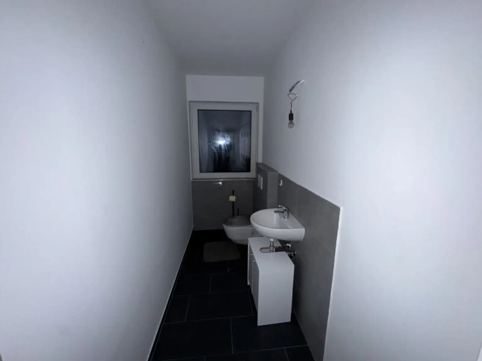 GROßZÜGIGE 4-ZIMMER DACHGESCHOSSWOHNUNG MIT BALKON! AB SOFORT VERFÜGBAR!