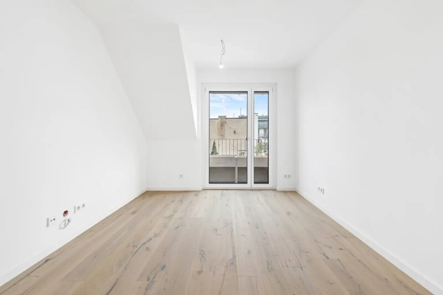ZUM VERLIEBEN: EIN DACHGESCHOSS-TRAUM MIT BALKON