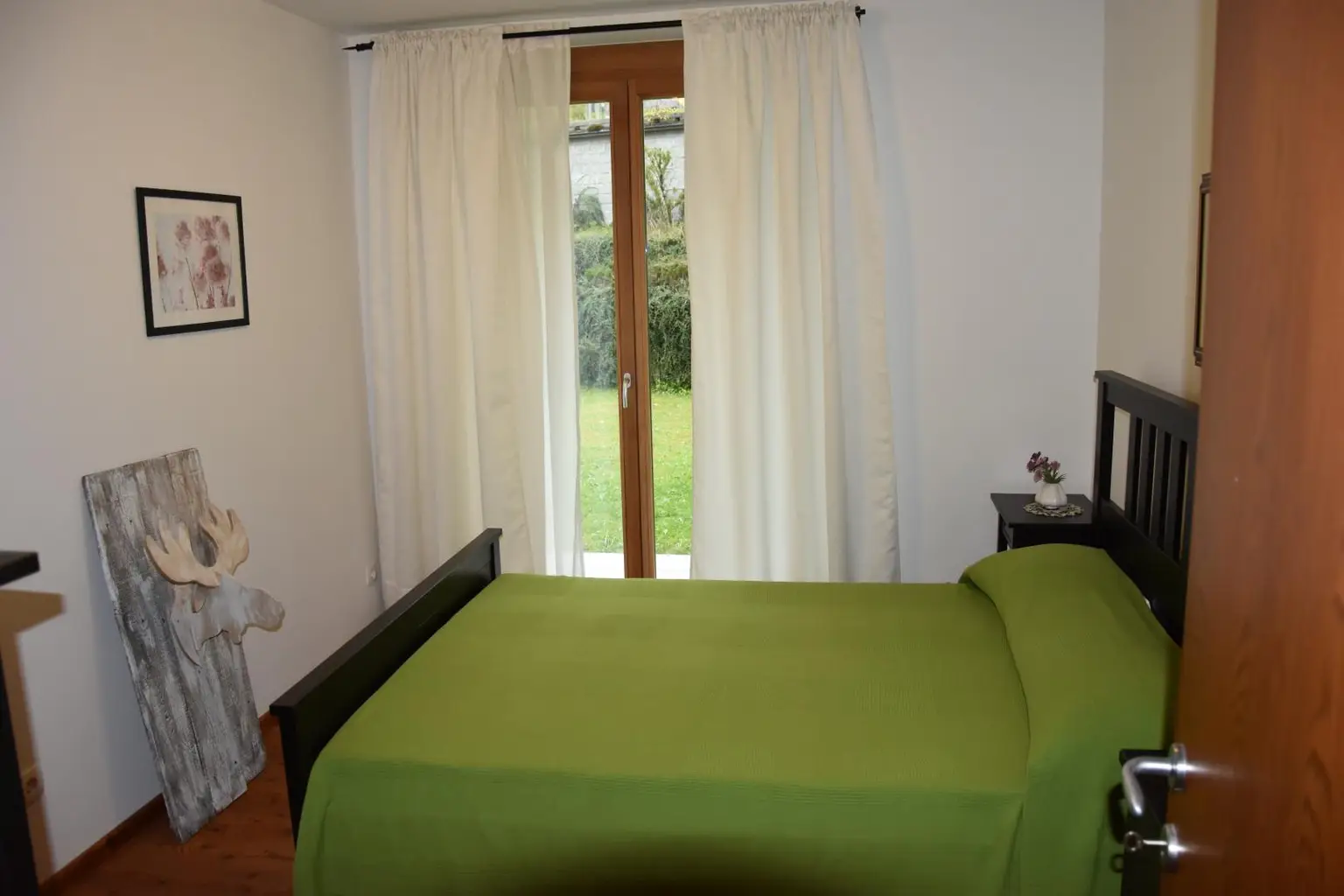Schlafzimmer mit Gartenzugang