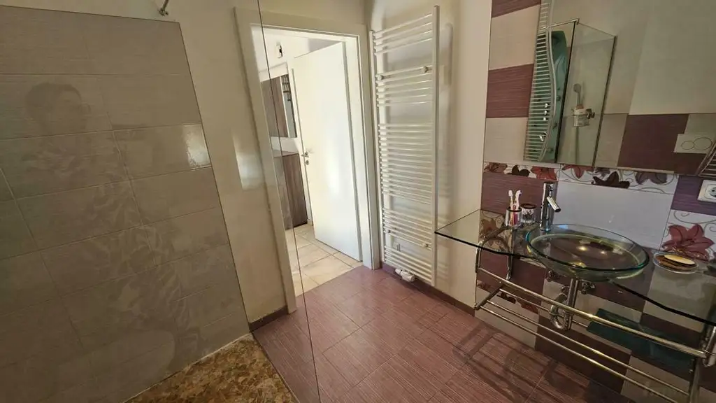 ** Großzügiges & edel saniertes Stadthaus ** Hochwertige Ausstattung ** 3 Bäder ** Einliegerwohnung ** absolute Ruhelage **