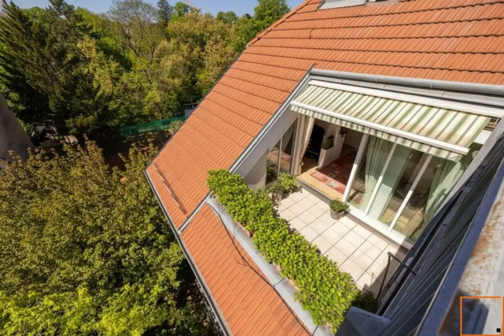 Familiendomizil: Penthouse mit Ateliercharakter, großen Terrassen und Grünblick