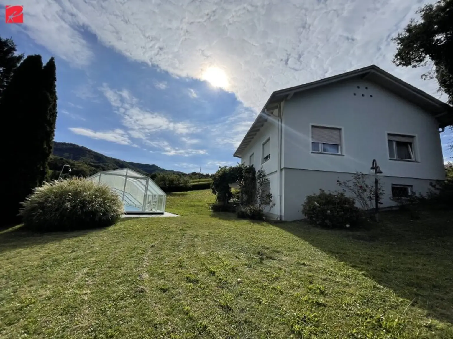 Großzügiger Bungalow mit überdachtem Swimmingpool
