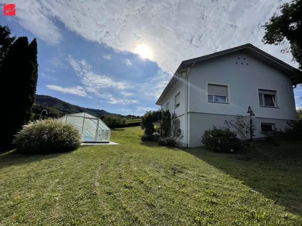 Großzügiger Bungalow mit überdachtem Swimmingpool