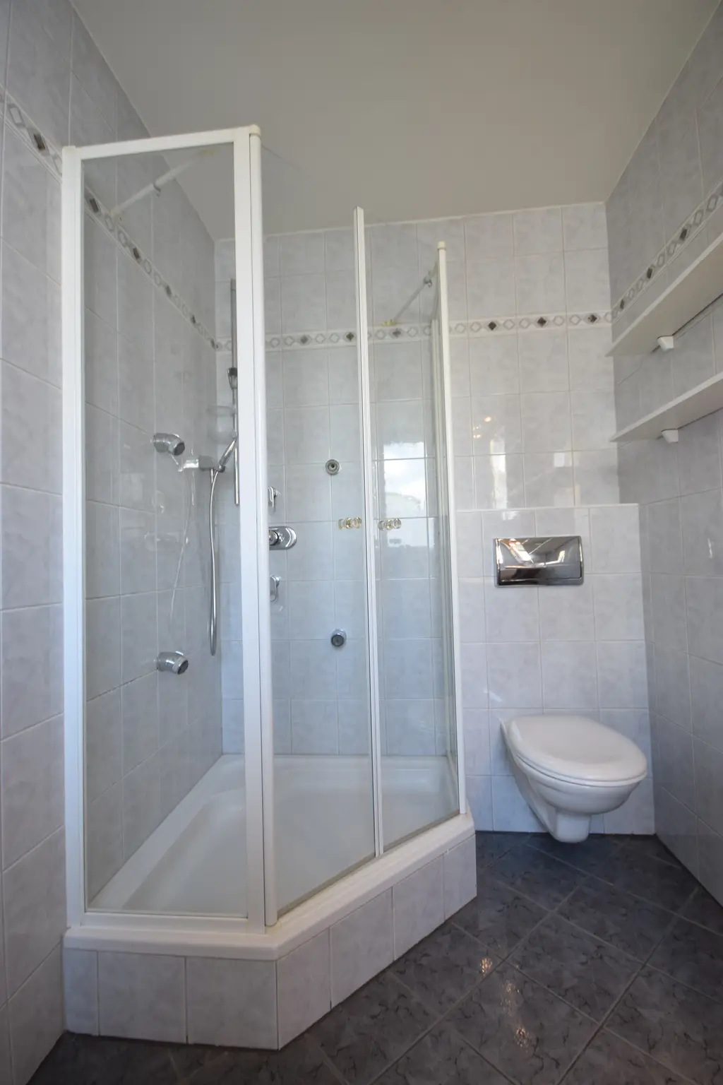 "ITZLING - Sonnige Wohnung mit Balkon und TG-Stellplatz"