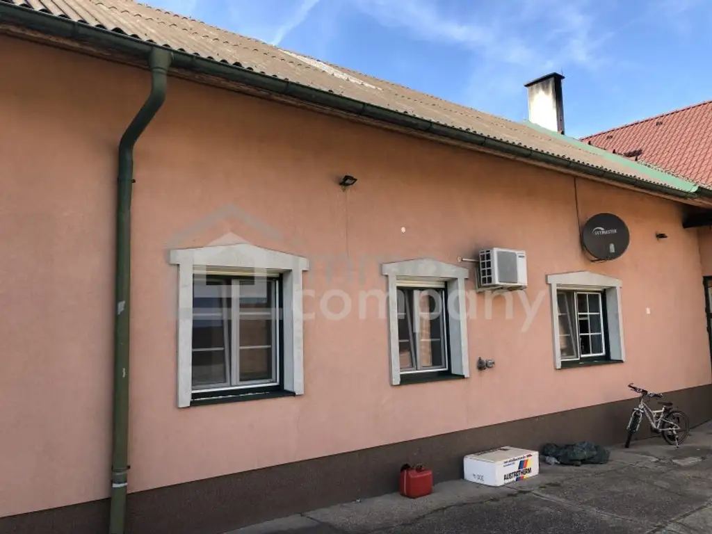 Viel Raum ! Viel Fläche ! Viel Freiheit ! 2 Wohneinheiten, Garagen, Halle, Garten, ...