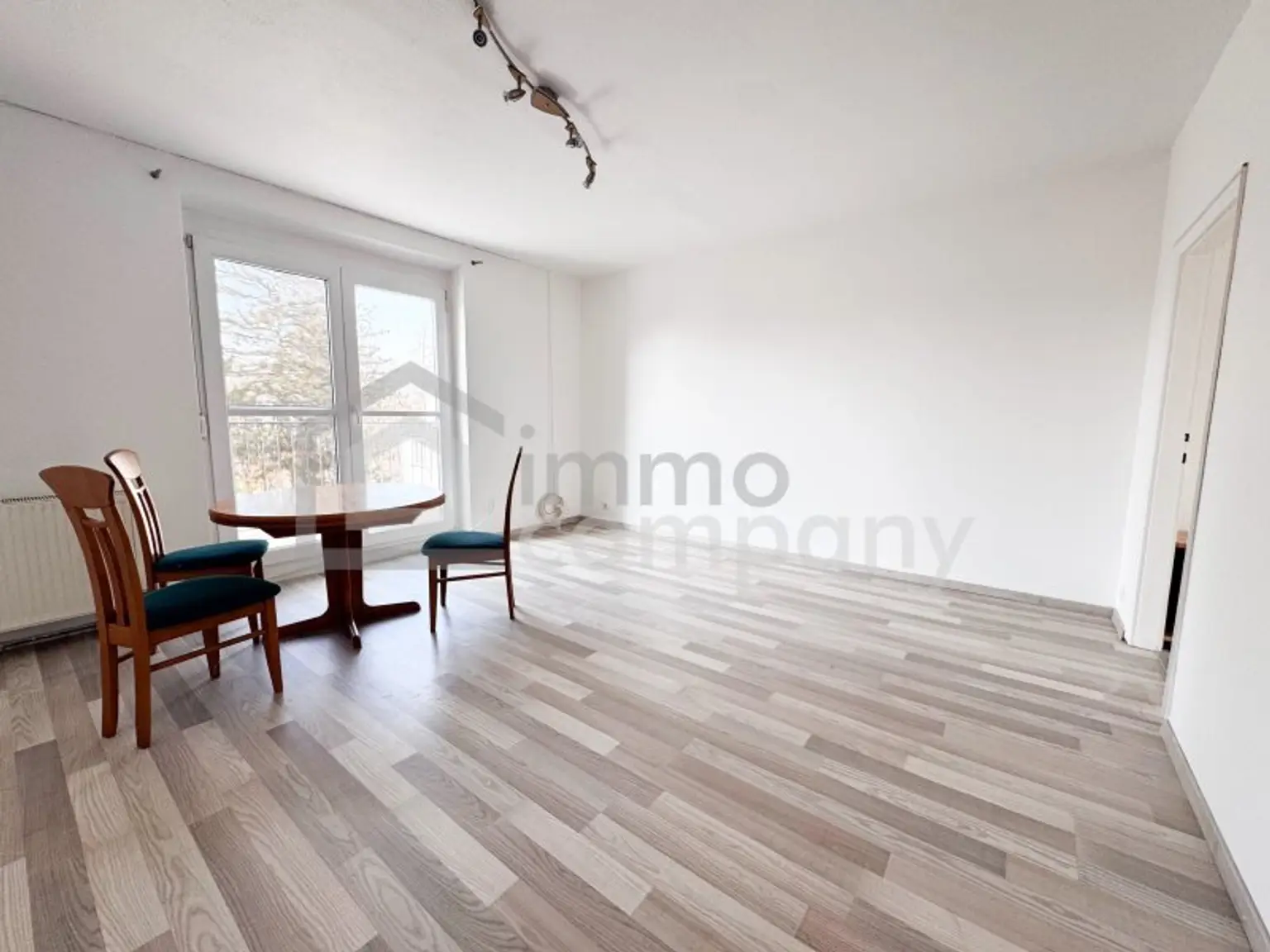 TRAUMHAFTE DACHGESCHOSSWOHNUNG mit zwei Balkonen in Baden!