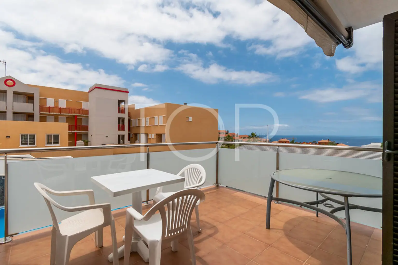 Luminoso apartamento de dos dormitorios con terraza y vistas en El Madroñal
