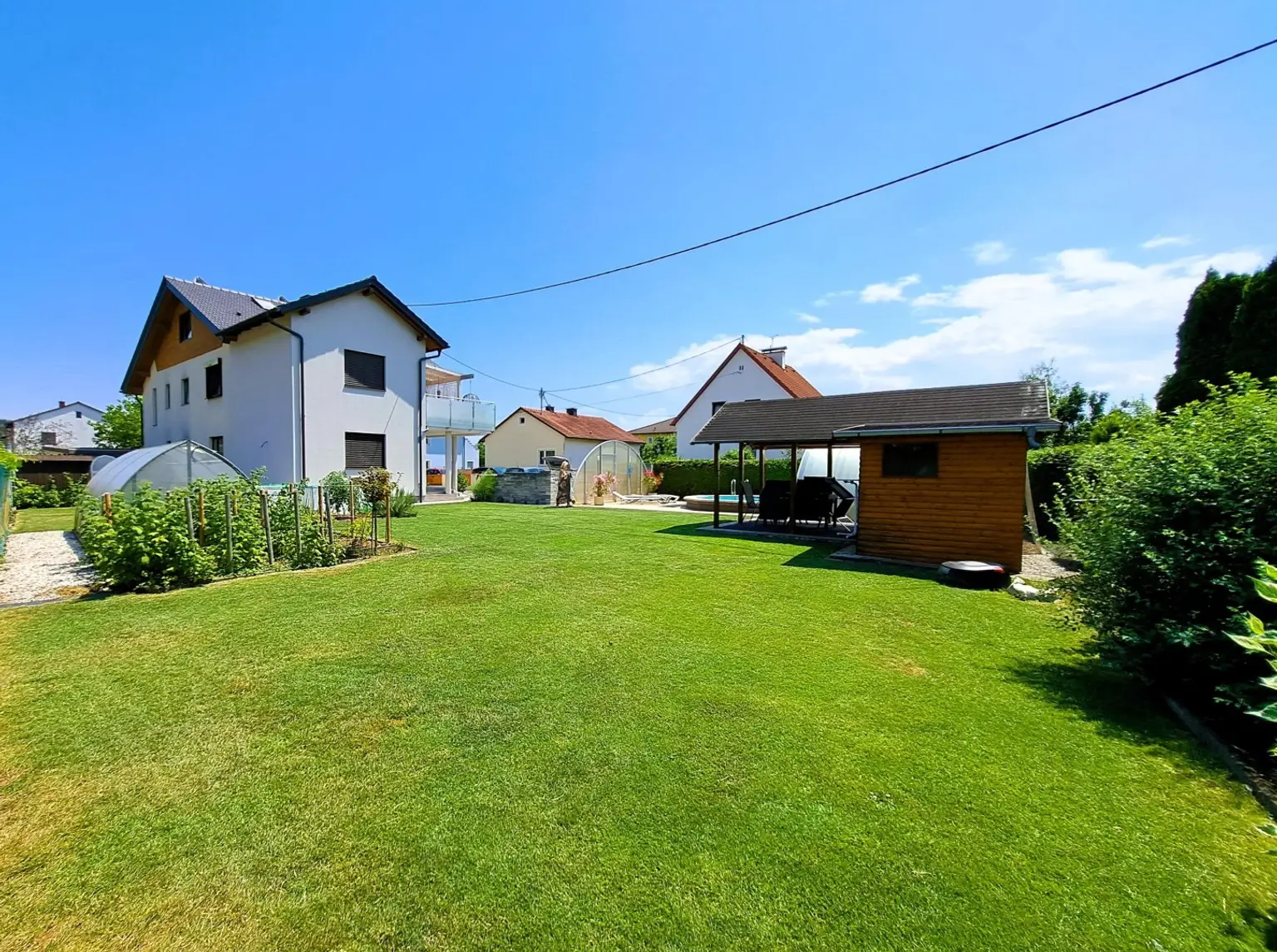 großes Gartenareal mit Pool, Poolhaus