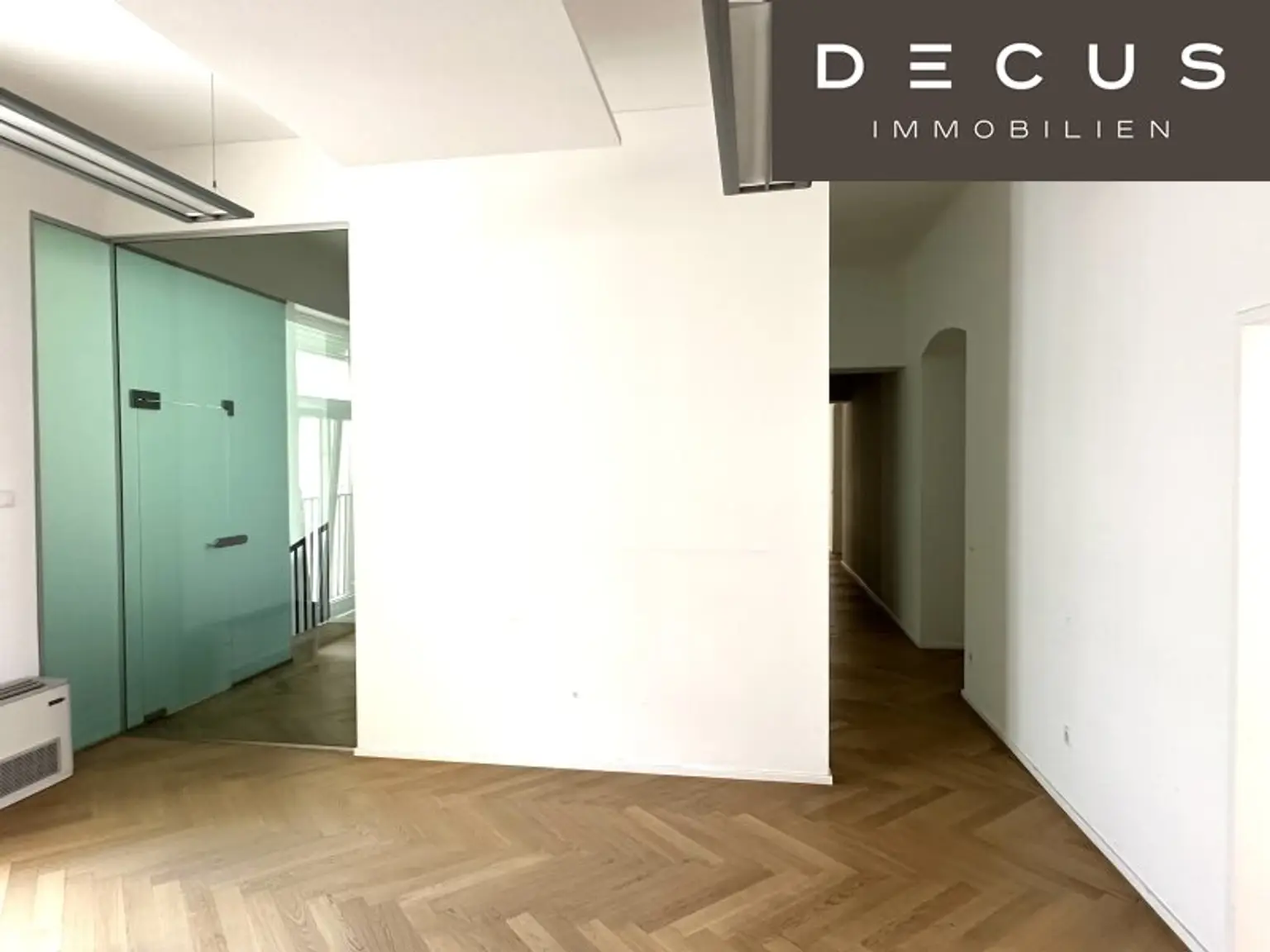 + + + REPRÄSENTATIVER ALTBAU + + + TOP CITY LAGE + + + 10 Räume + + +