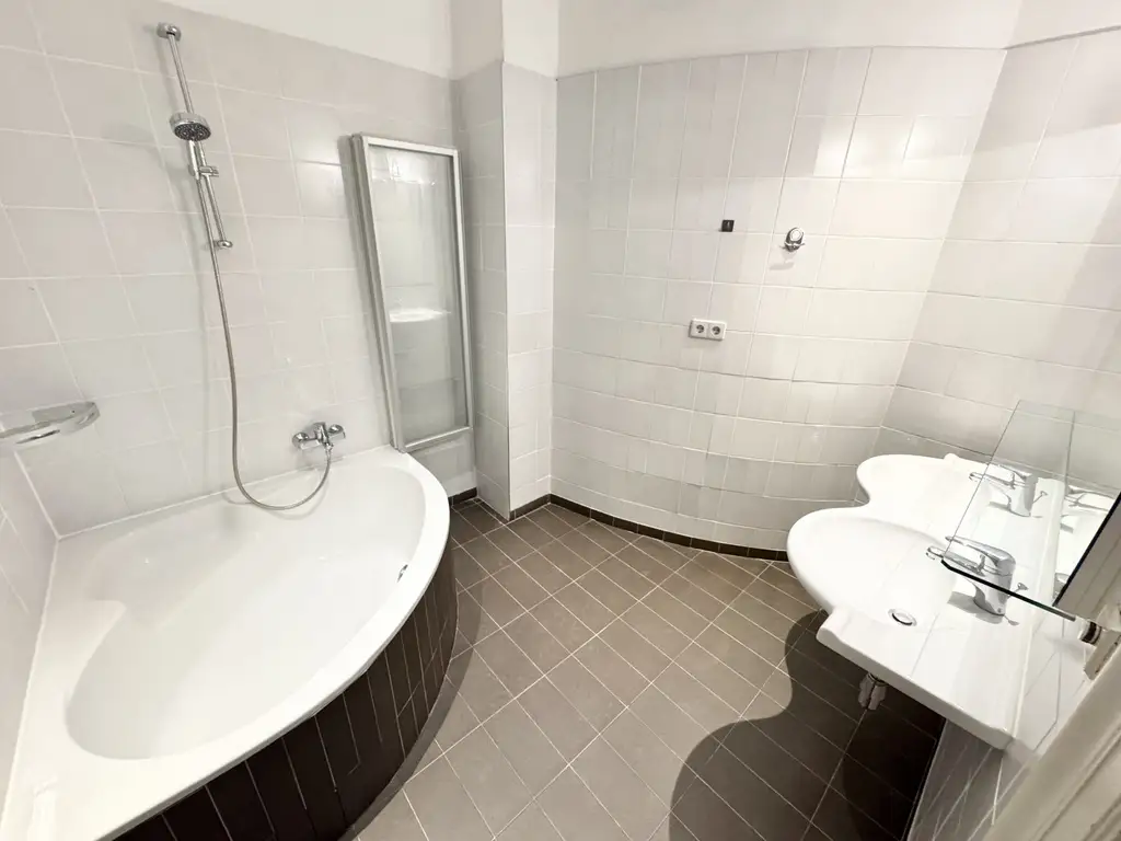 TOPLAGE NÄHE THERESIANUM | EXKLUSIVE, HELLE 5-ZIMMER | ALTBAU MIT GARTENSEITIGEM BALKON | U-BAHN-NÄHE