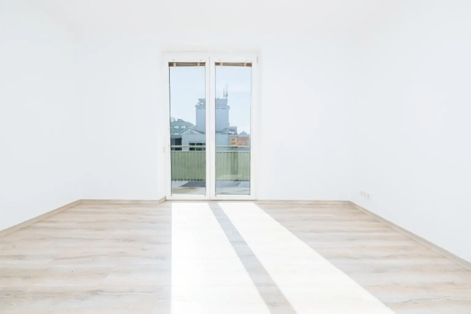 HIGHLIGHT I 4. STOCK MIT LIFT I RENOVIERT I MODERNE DUSCHE I TOP-AUSGESTATTETE KÜCHE I ZENTRAL & NÄHE BAHNHOF I HAUSTIERE WILLKOMMEN I STILVOLLES WOHNEN I DURCHDACHTER GRUNDRISS I PROJEKT WOHNEN