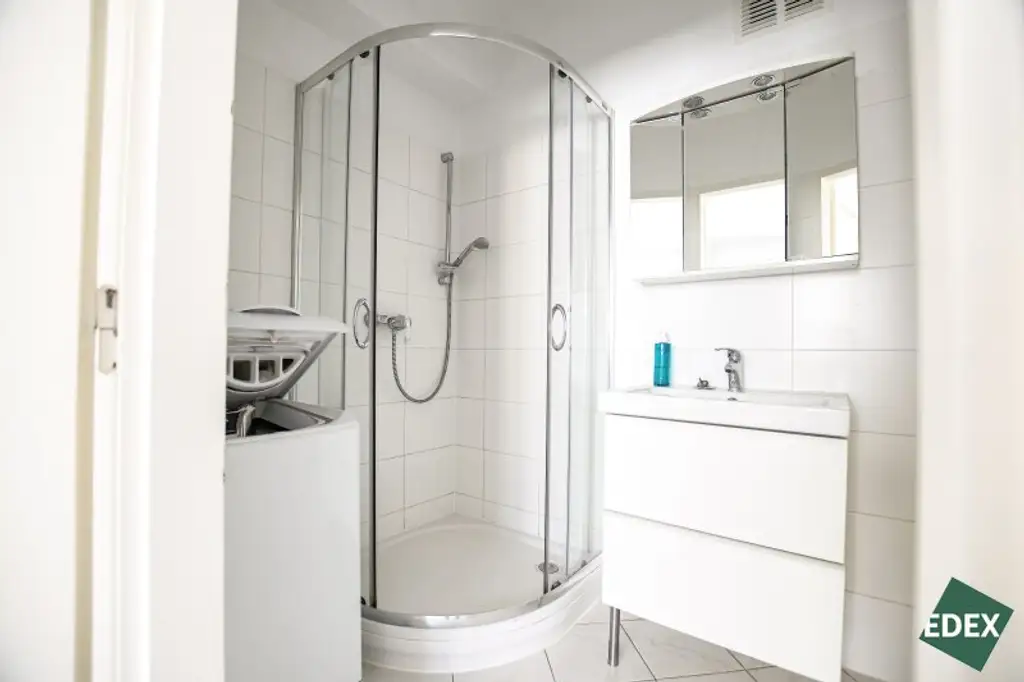 Direkt am Schweizergarten: Schöne 2-Zimmer-Wohnung mit separater Küche