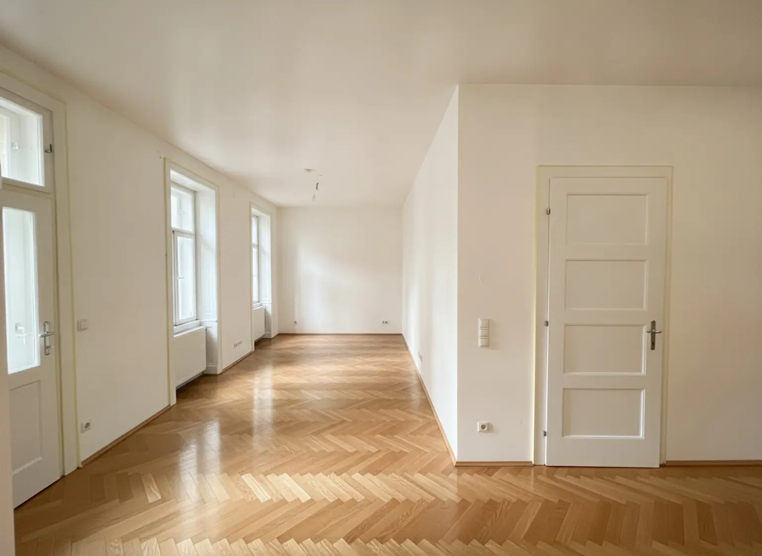 UNBEFRISTET: Ansprechende 3-Zimmer-Altbauwohnung mit kleinem Balkon