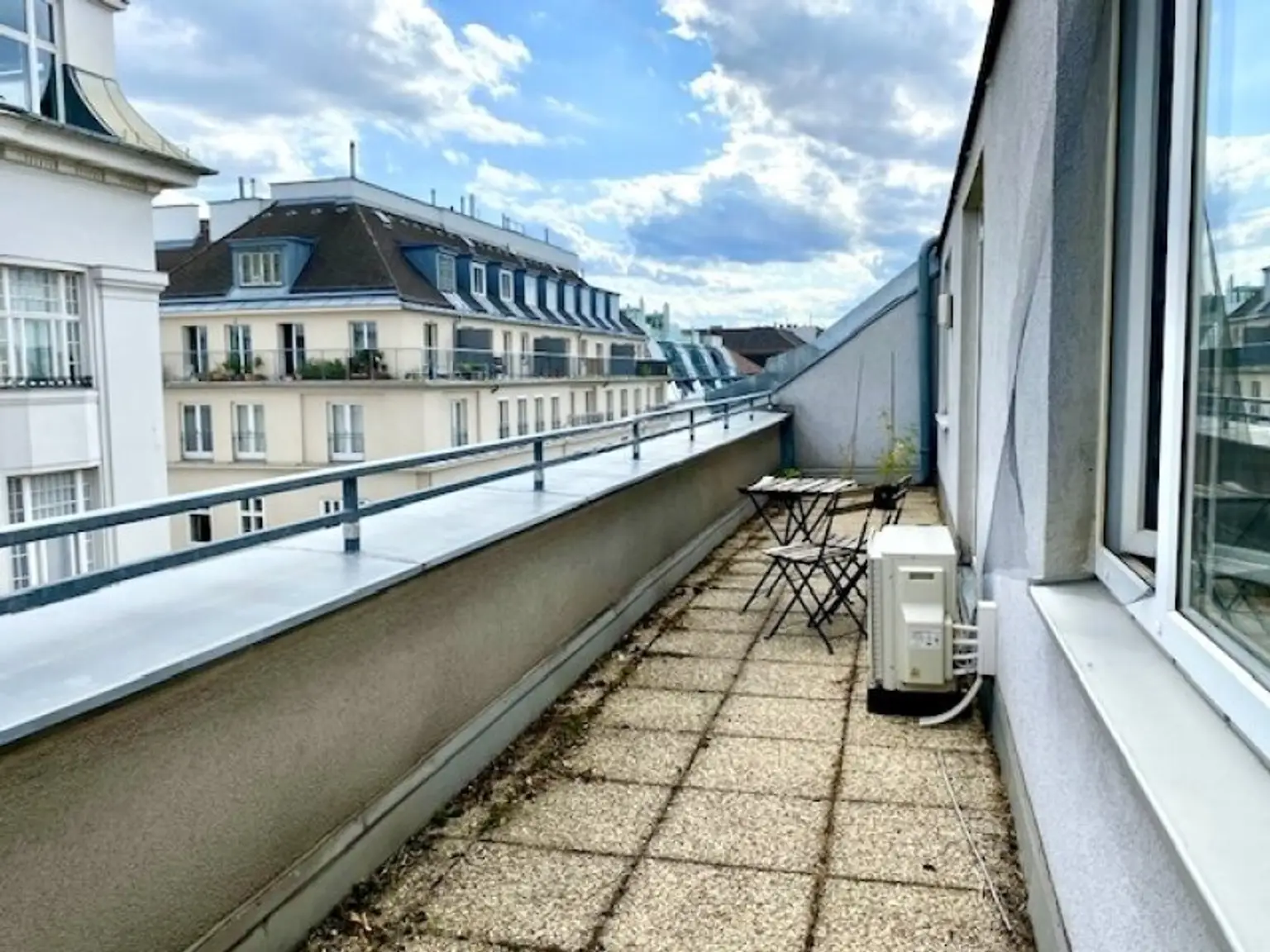 Terrassentraum mit herrlichem Fernblick: 3 Zimmer, Küche und 46 m2 Terrassen im 5.Stock, Stellplätze im Hof mitbenützbar, Nähe U1-Taubstummerngasse + Belvedere!