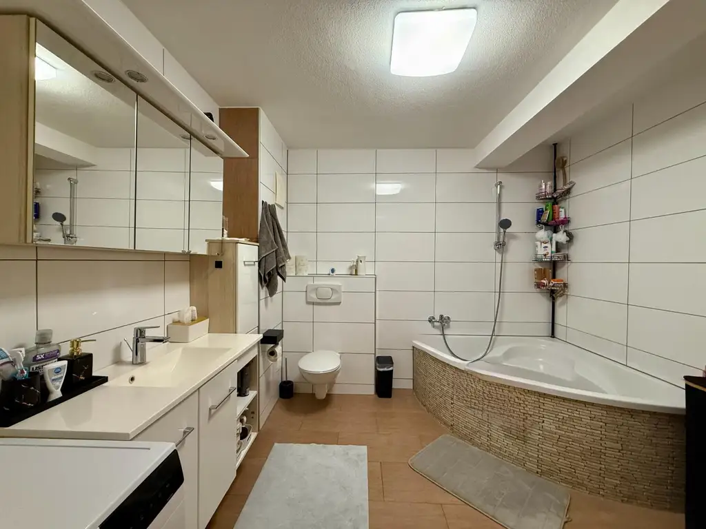 EINZIEHEN & WOHLFÜHLEN - Helle 3-Zimmer-Wohnung mit Terrasse und Parkplatz