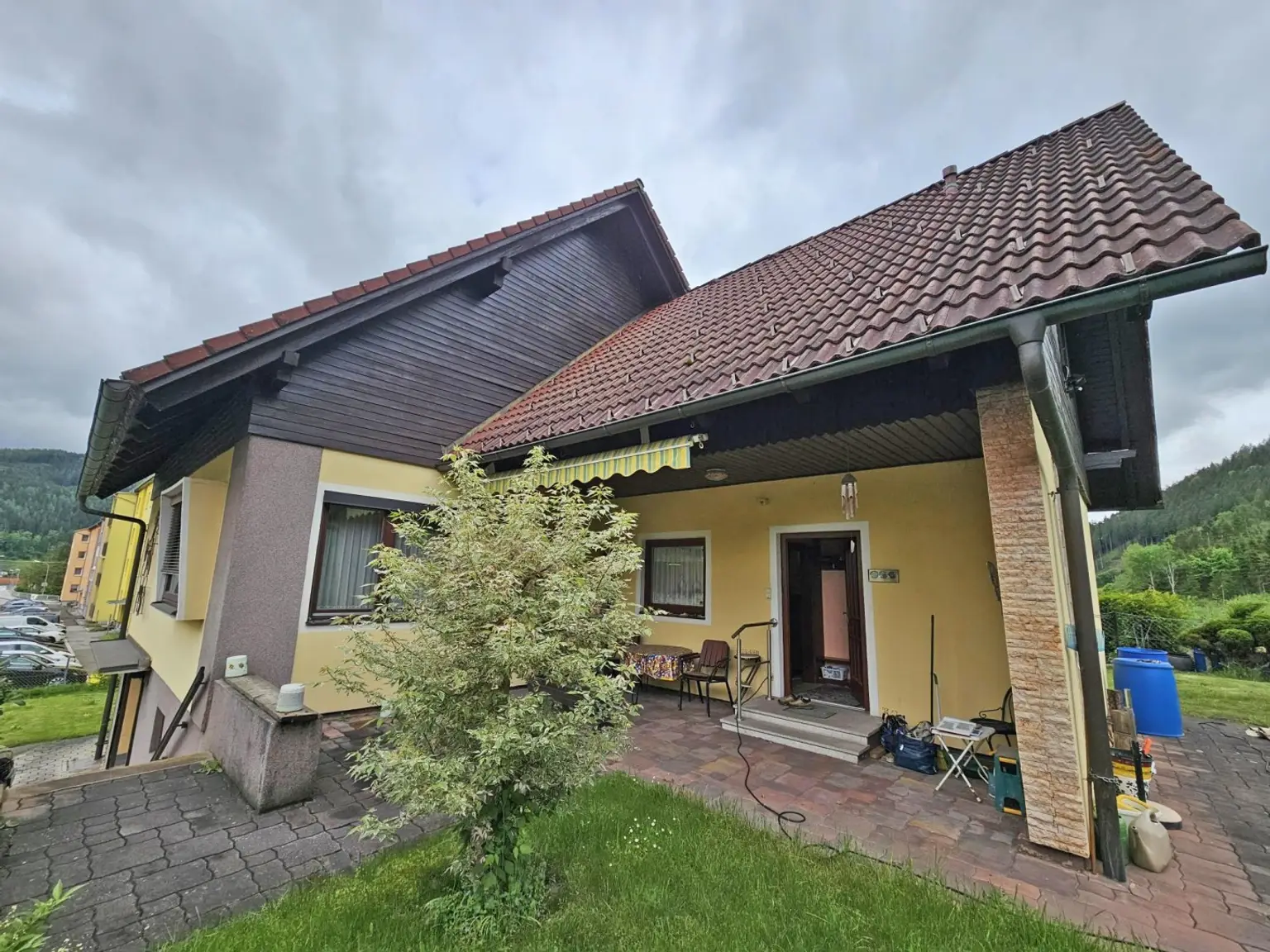 Einfamilienhaus mit Garage und Terrasse.