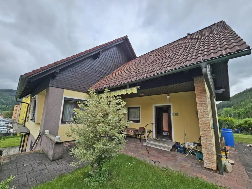 Einfamilienhaus mit Garage und Terrasse.