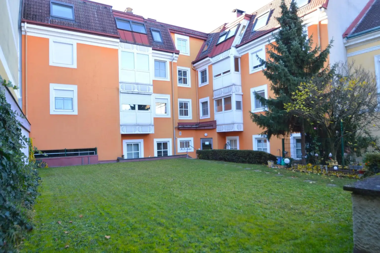 gepflegter Hof-Garten