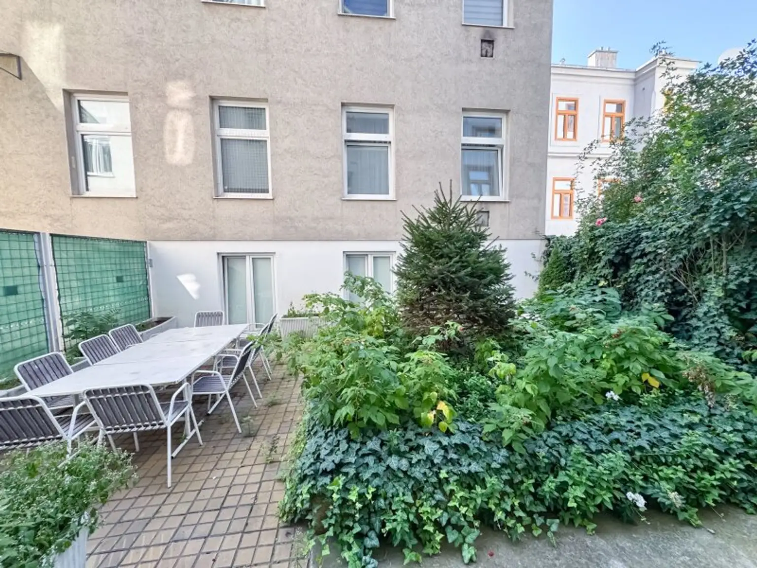 Büro / Ordination im Erdgeschoss mit Terrasse! 95,70 m2 Vier separate Räume mit 47 m2 Kellerfläche! Nähe Thaliastraße!
