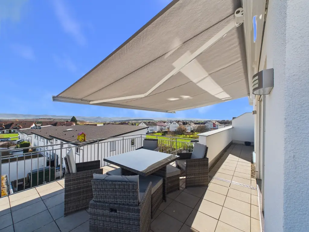 Terrasse mit Sonnenmarkise