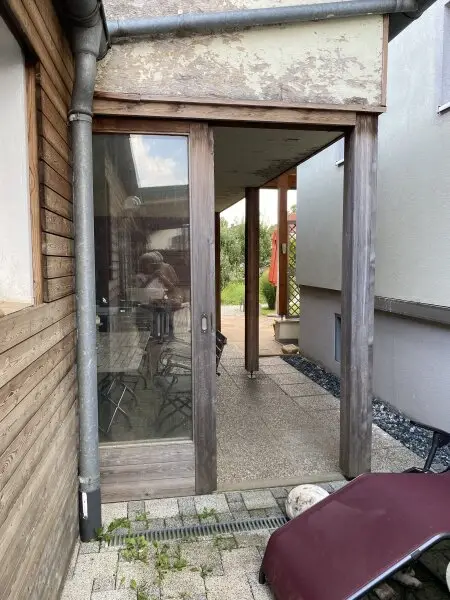 2 Häuser mit Nebengebäuden und Garten