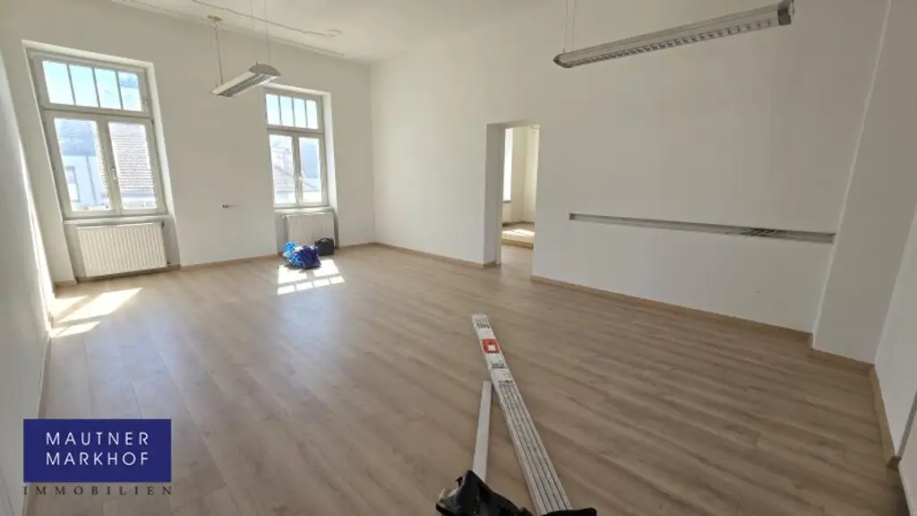 Aspern - Siegesplatz - Sanierte helle Bürofläche mit 800m² Lageroption im Hof - U2