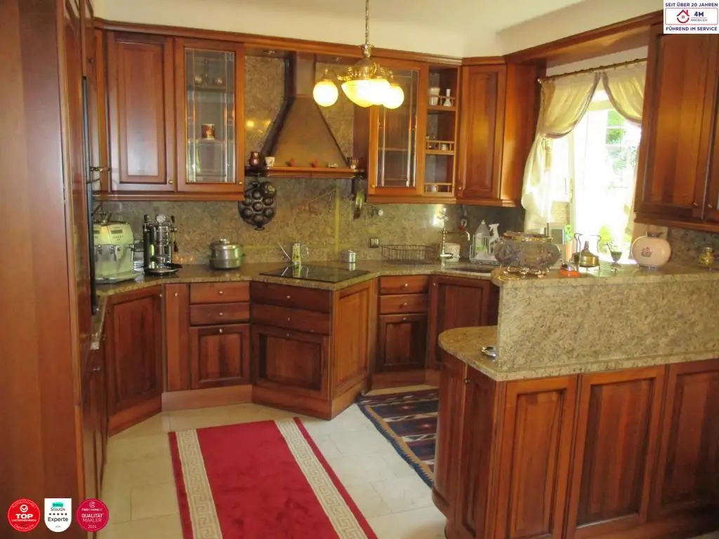 Exklusiv eingerichtete Villa mit orientalischem Hauch in absoluter Ruhelage in einer der begehrtesten Wohnlagen des südwestlichen Wienerwalds