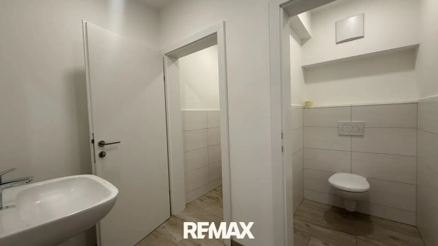 2 WC mit Vorraum und Waschbecken