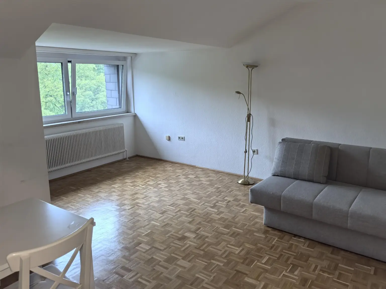 Gepflegte Mansardenwohnung mit Garage
