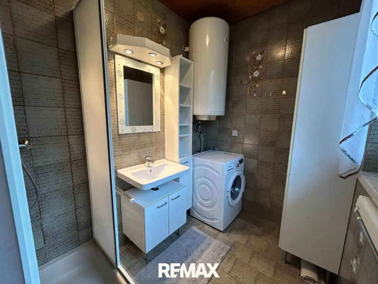 Badezimmer mit Dusche