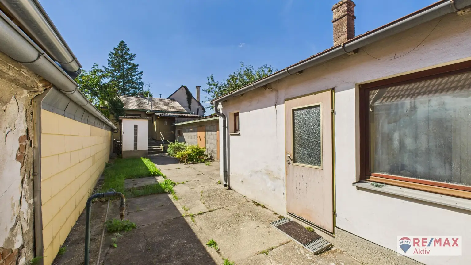 Sanierungsbedürftiges Haus mit riesigem Grundstück und Nebengebäuden