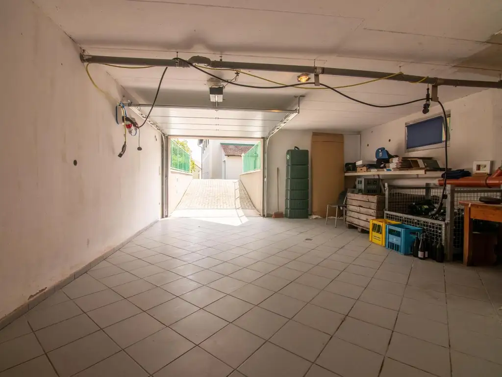 Großes Wohnhaus mit Heurigenlokal / 5 Gästezimmern und einem Miethaus