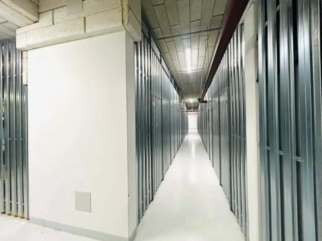 Neuwertige Wohnung mit Südbalkon, DAN-Küche und Freizeitangebot – Nähe U-Bahn