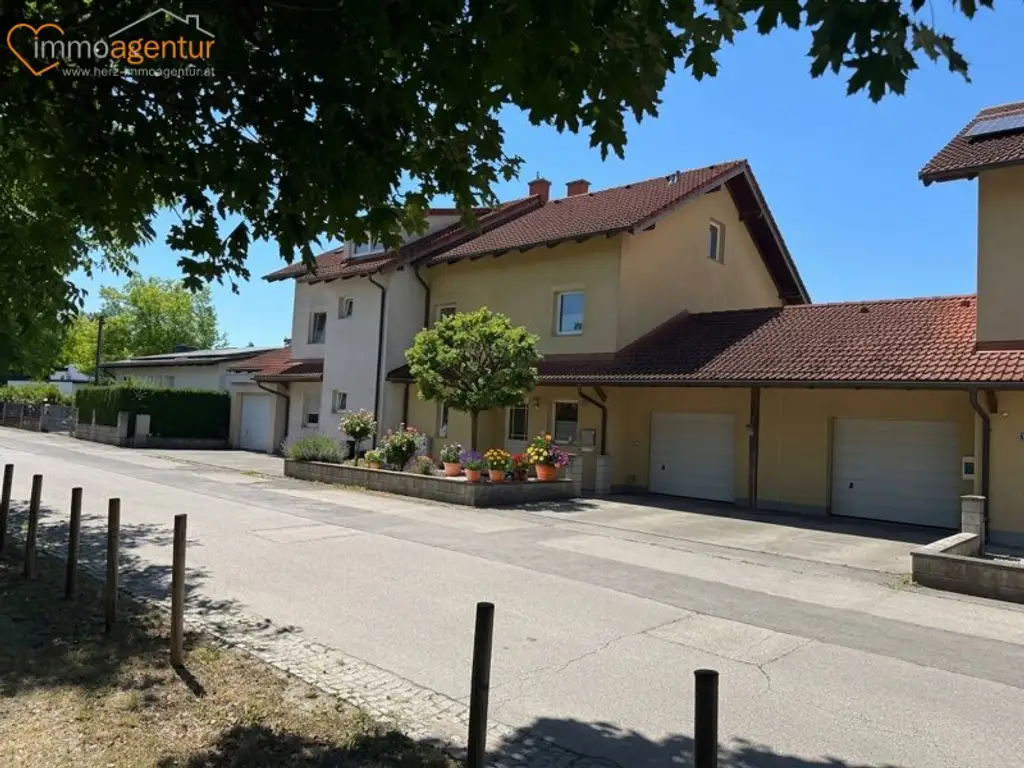 Großzügiges, vollunterkellertes Reihenmittelhaus mit Garten, Garage & ca. 245 m² Gesamtnutzfläche in Ansfelden