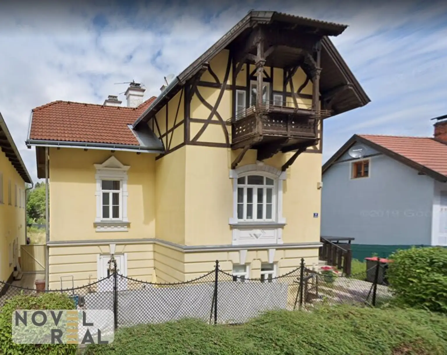 Sanierter Jugendstilaltbau mit Nebengebäude auf großem Grundstück mit Swimmingpool im Bezirk BADEN