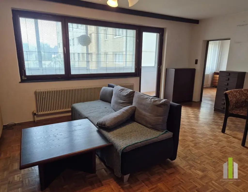 Renovierungsbedürftige 4 Zimmer Wohnung mit Loggia