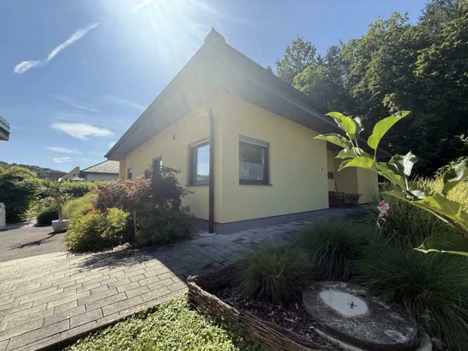 *** Eleganter und stilvoller Bungalow in begehrter Siedlungslage *** unmittelbare Nähe zur Stadt Feldbach ***