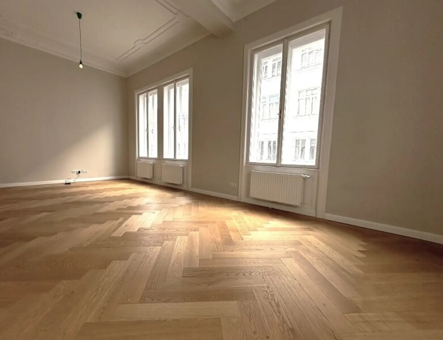 MÖLLWALDPLATZ, U1-NÄHE, 124 m2 ALTBAU, Wohnküche, 2 Zimmer, klimatisiert, 2 Bäder, Parketten, Loggia, 1. Liftstock, provisionsfrei