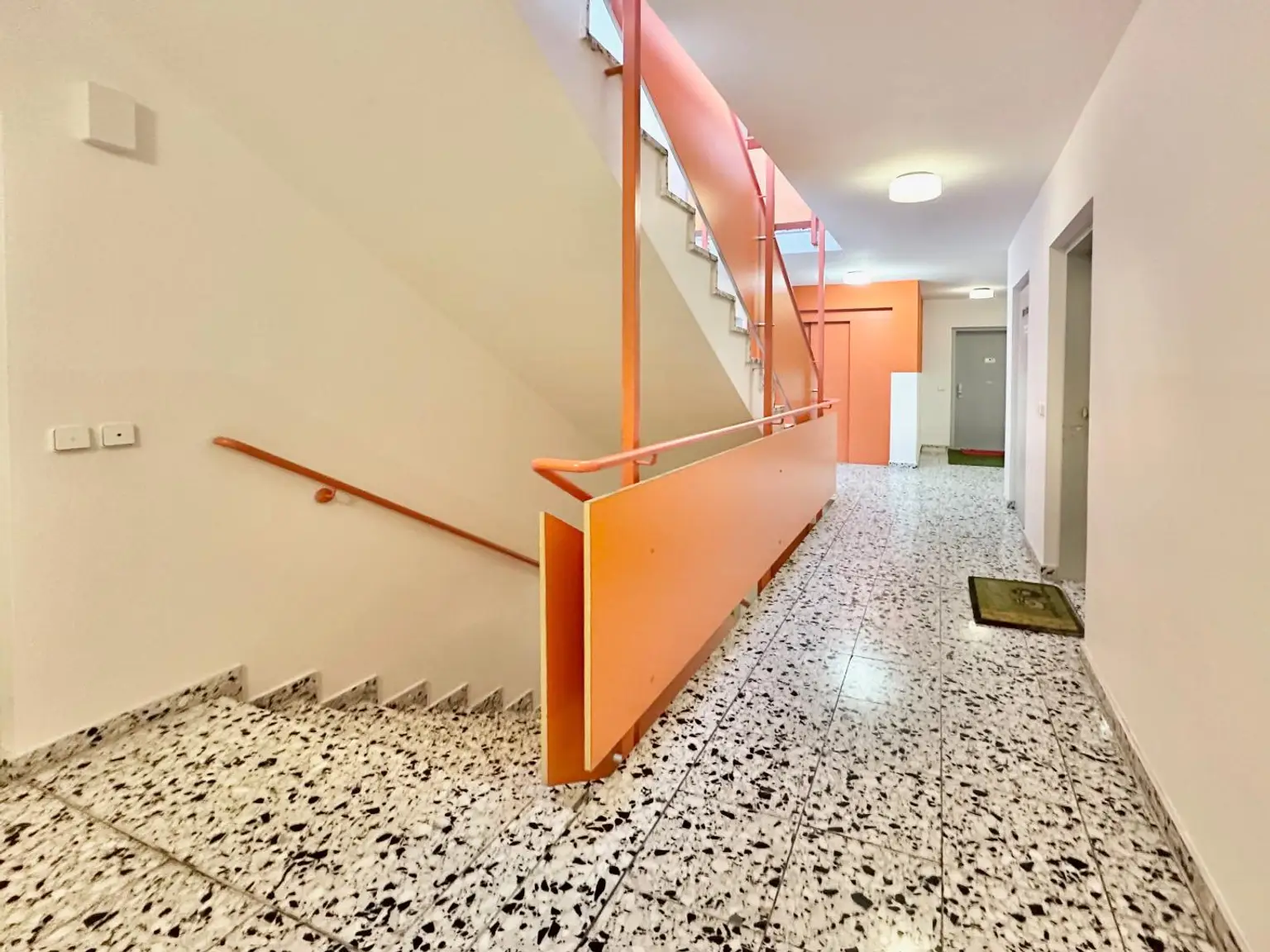 Loggia mit Fernblick, gute Infrastruktur & Zustand