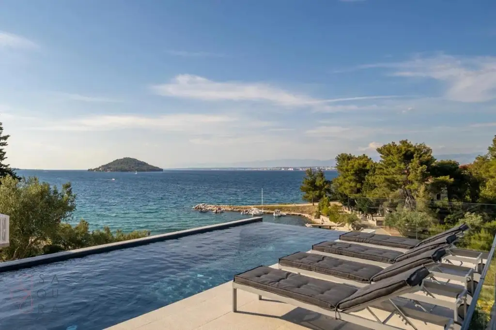 Stilvoll investieren – Exklusive Seafront-Villa auf Ugljan mit Meerblick & Vermietungspotenzial