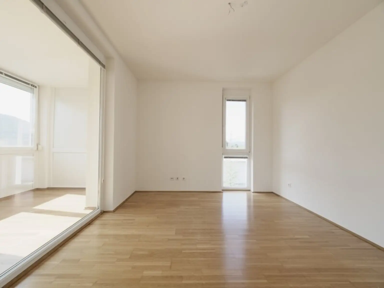 Exklusive Dachgeschoss-Maisonette mit supergroßer Terrasse und wunderbarem Fernblick & Tiefgaragenparkplatz