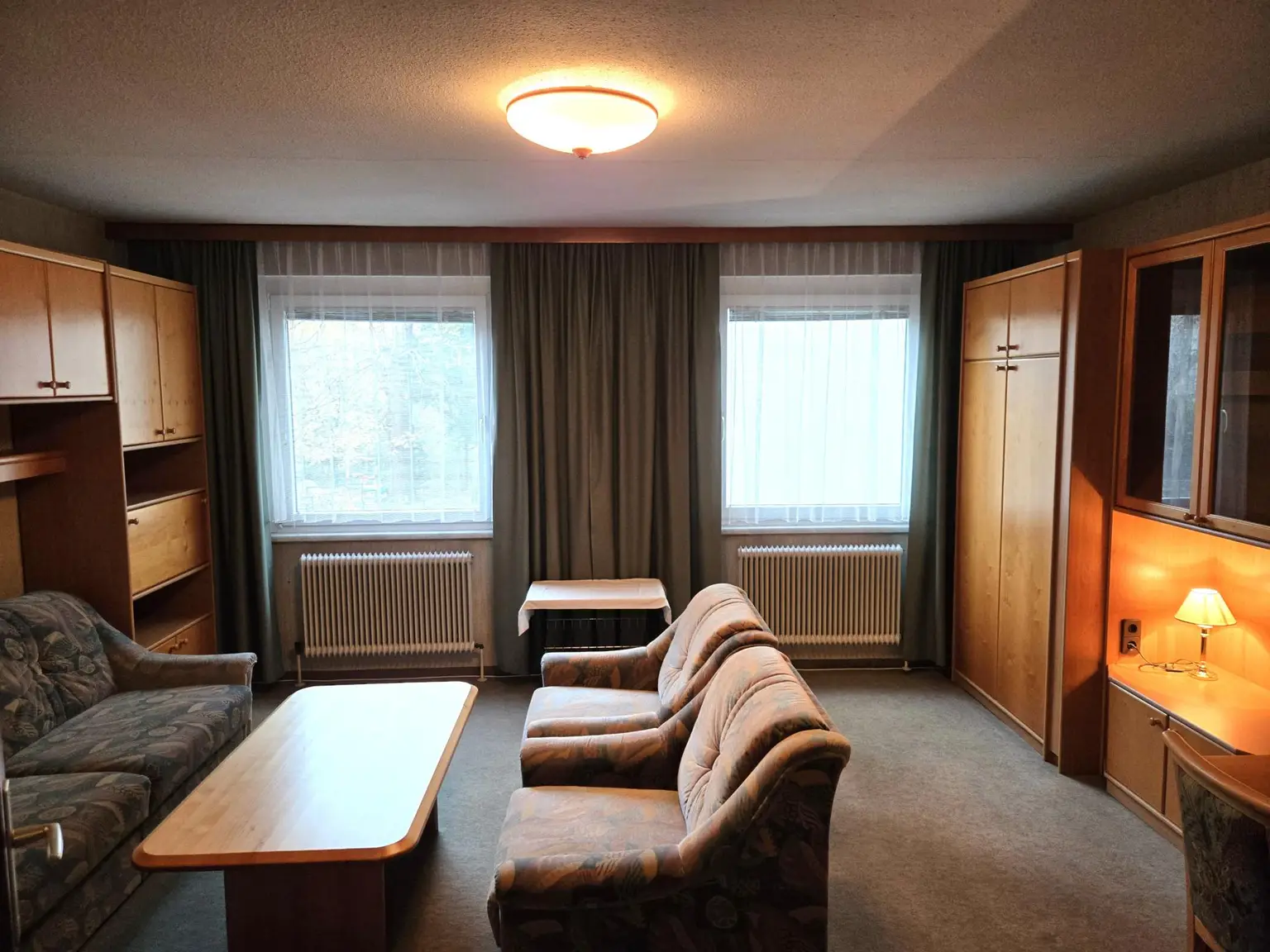 Lichtdurchflutetes Hauptzimmer mit Sitzmöglichkeit