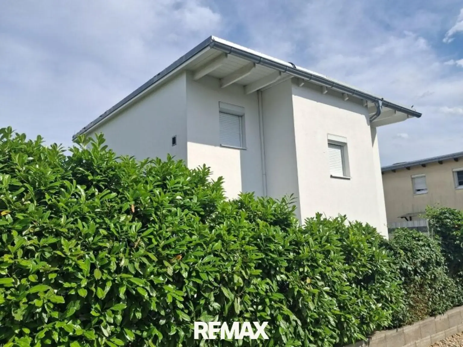 27 Haus mit Hecke außen 1220
