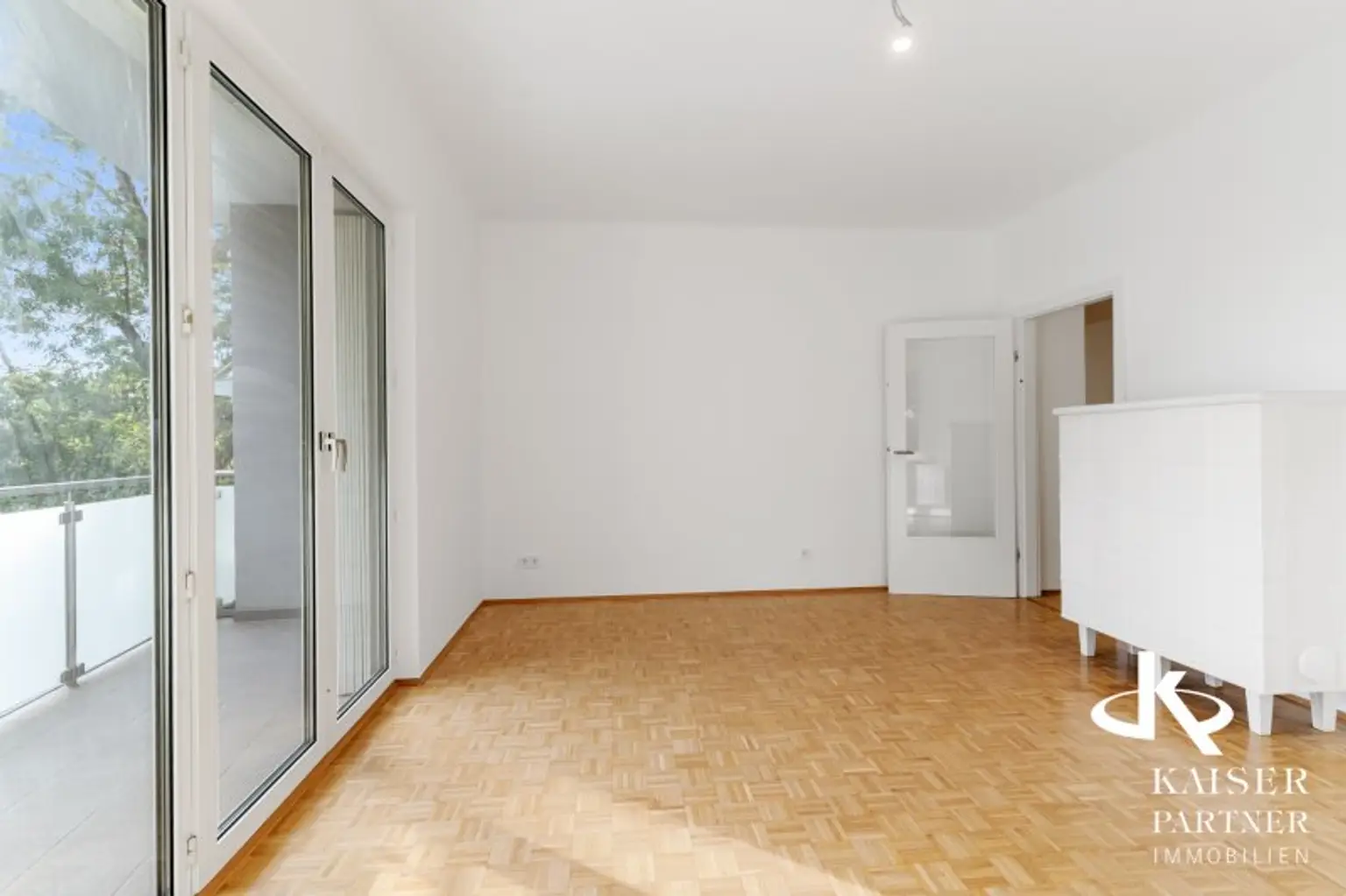Neurenovierte 6-Zimmer-Wohnung mit  Terrasse in den Garten, Balkonen und Grünblick!