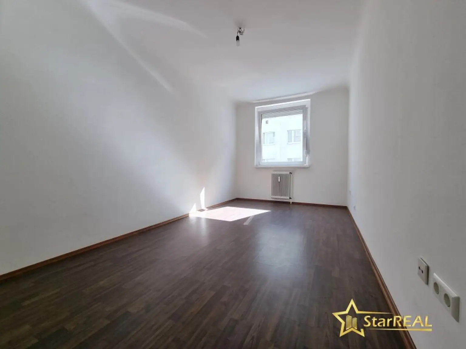 FERNWÄRME-HEIZUNG! ÄUSSERST GEPFLEGTE 3 ZIMMER-WOHNUNG IM 2. LIFTSTOCK. ZENTRALE, RUHIGE LAGE.