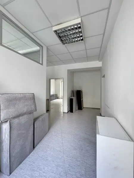 Zentrale Bürofläche mit 10 Zimmern und Stellplatz – ideal für Praxis oder Kanzlei
