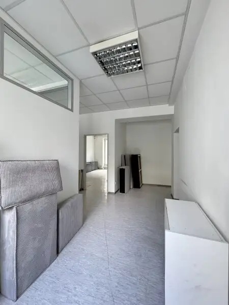Zentrale Bürofläche mit 10 Zimmern und Stellplatz – ideal für Praxis oder Kanzlei