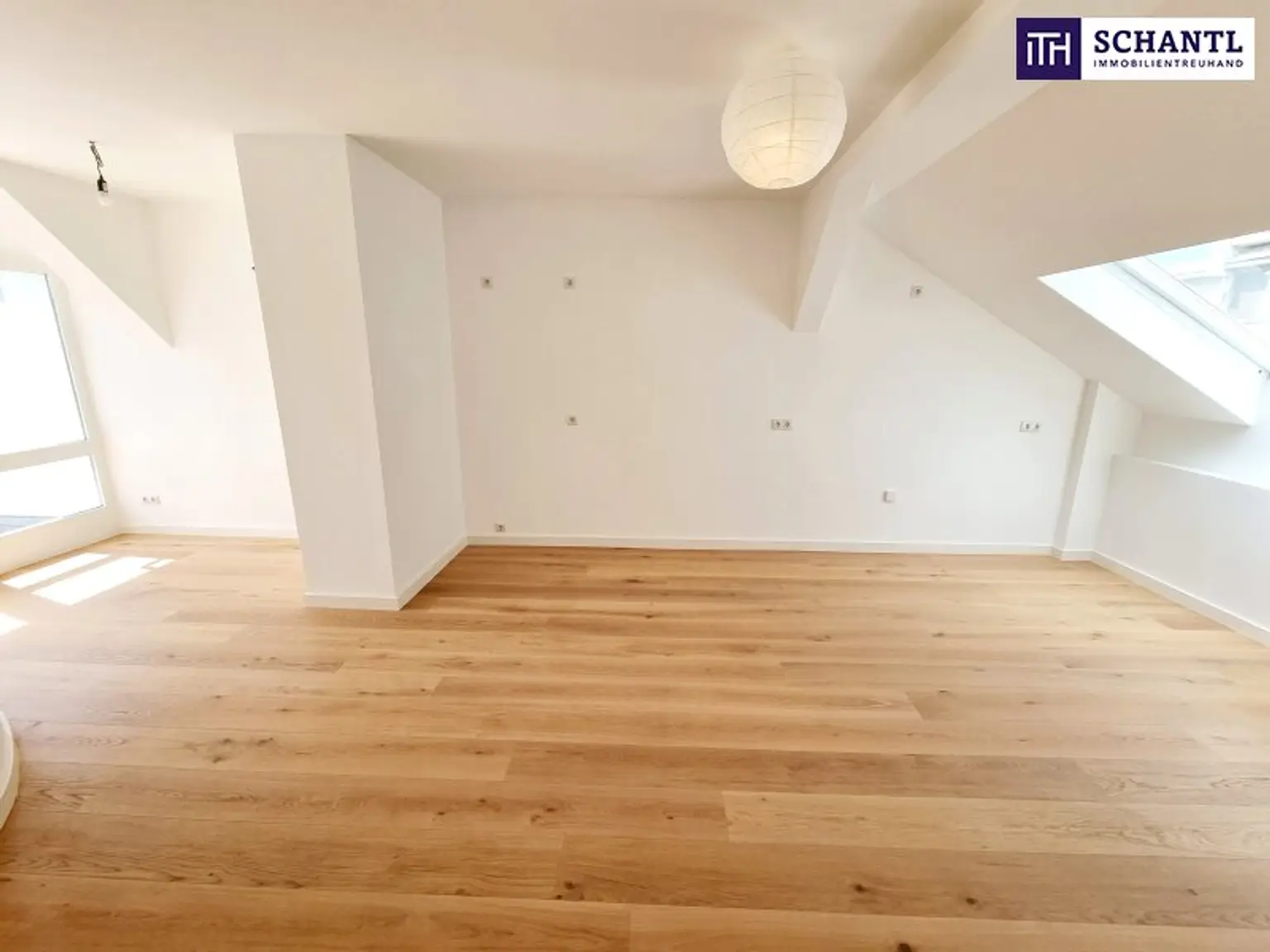 WOW! Stylischer Wohntraum im Dachgeschoss! Frisch saniert + Ruhelage + Traumhaftes Altbauhaus + Hofseitige Terrasse + U-Bahn ums Eck + Beste Infrastruktur und Anbindung!