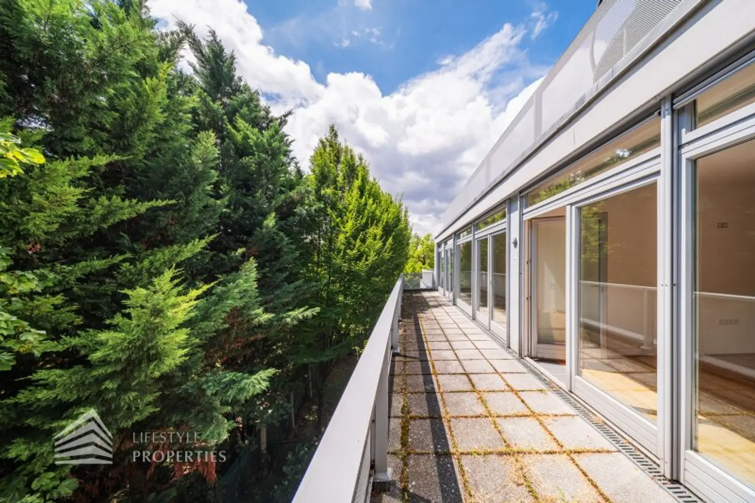Wunderschöne 4 - Zimmer Wohnung mit Terrasse und 2 Balkonen